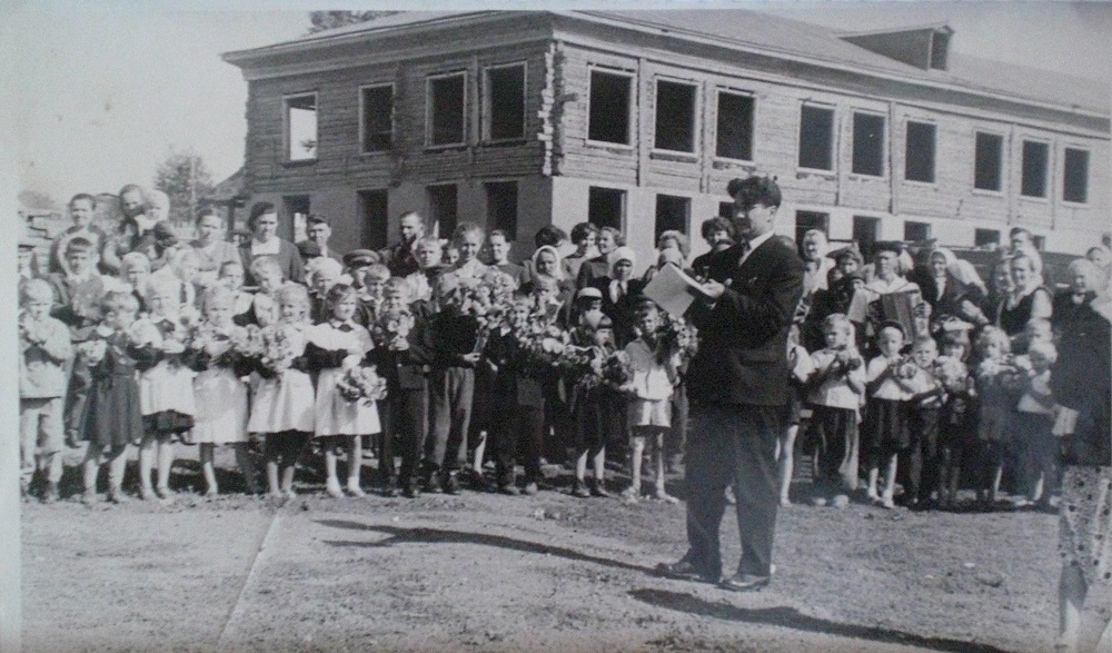 В 1960 году было принято решение финансировать строительство новой школы
