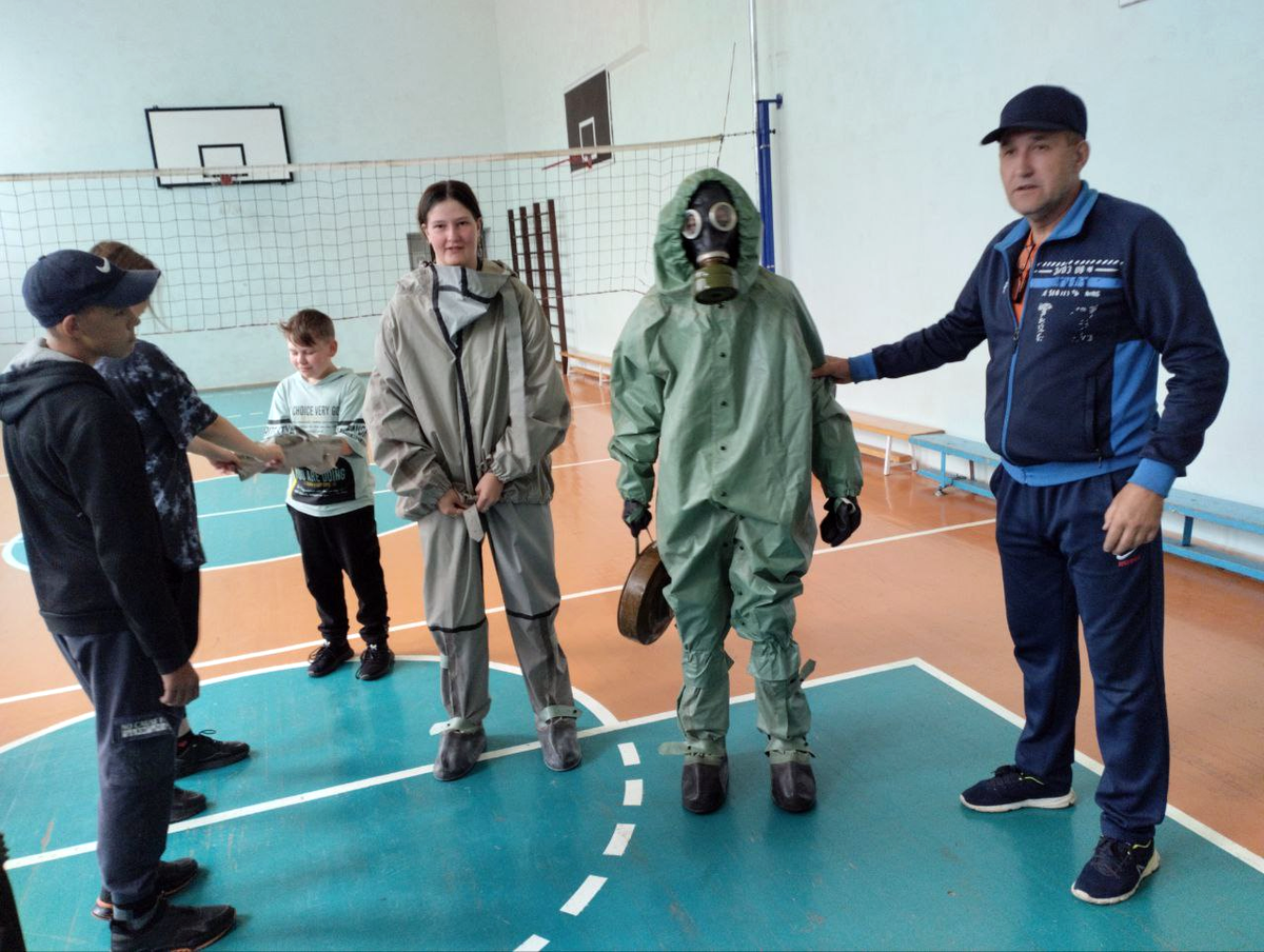 Тренировка со средствами индивидуальной защиты и сборка и разборка автомата Калашникова.