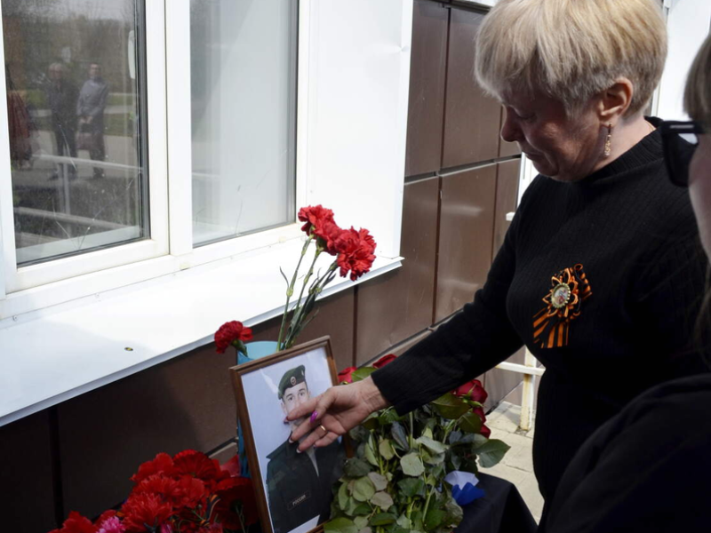 Торжественная линейка, посвящённая открытию мемориальной доски, погибшему в спецоперации на Украине Даниилу Алексеевичу Некипелову.
