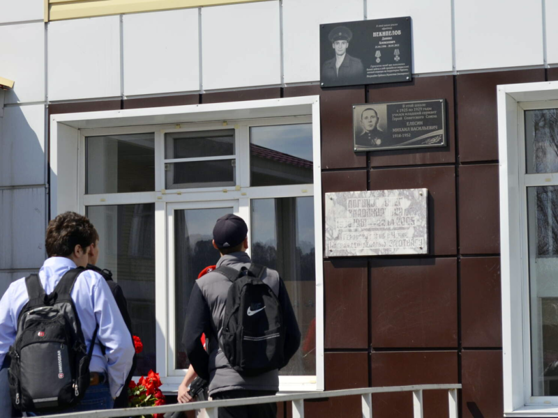 Торжественная линейка, посвящённая открытию мемориальной доски, погибшему в спецоперации на Украине Даниилу Алексеевичу Некипелову.
