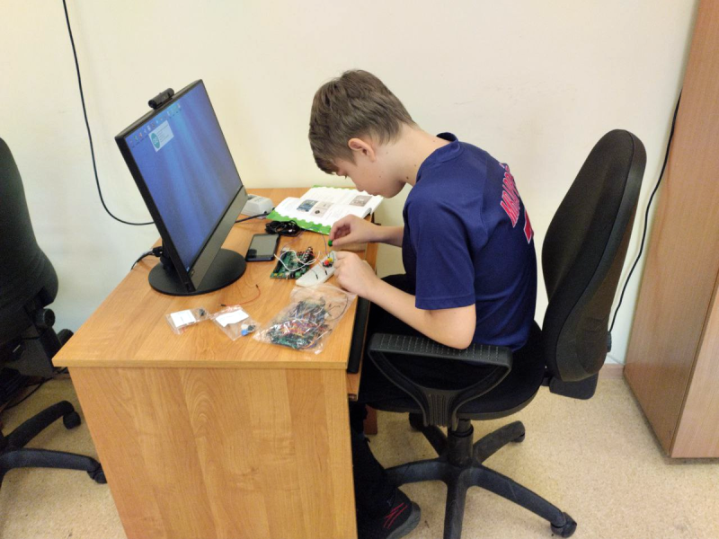 Сборка схемы программно управляемого пьезодинамика.