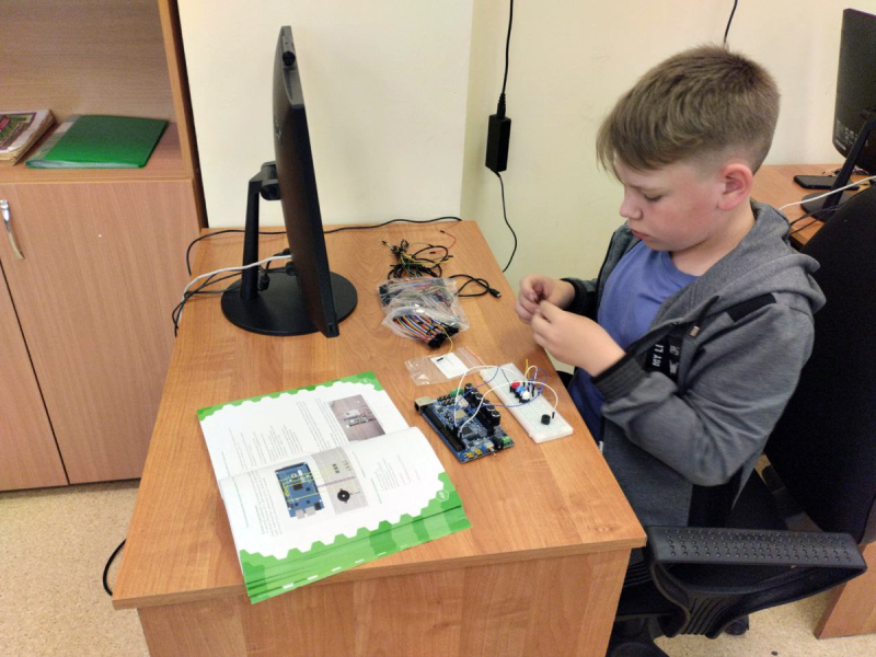 Сборка схемы программно управляемого пьезодинамика.