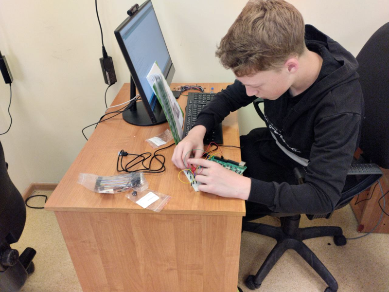 Сборка схемы программно управляемого пьезодинамика.