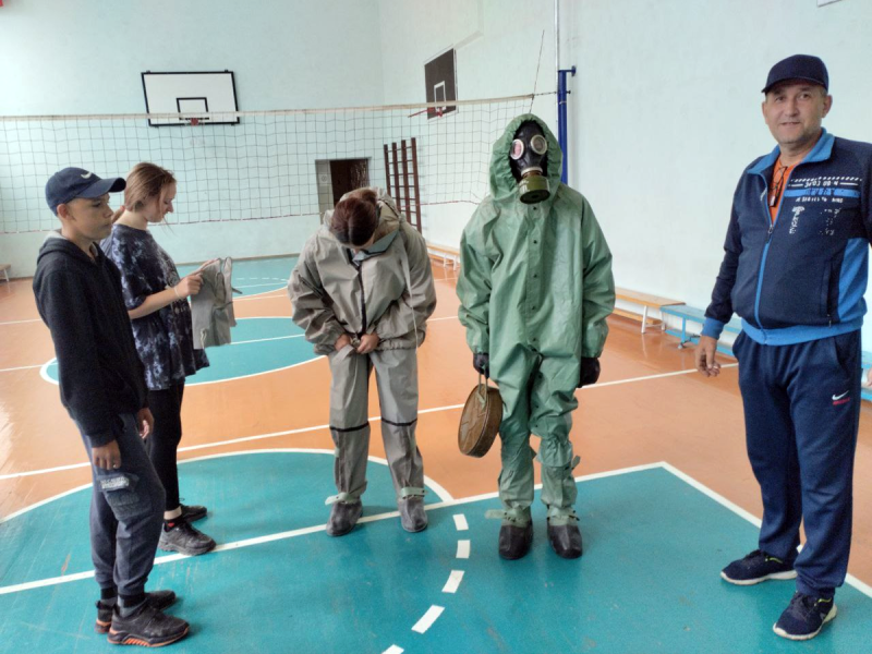 Тренировка со средствами индивидуальной защиты и сборка и разборка автомата Калашникова.