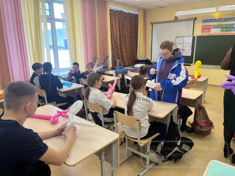 Ребята из снежного десанта «Арктика» провели мастер-класс для начальной школы.