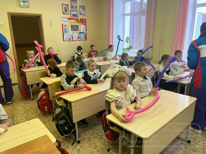 Ребята из снежного десанта «Арктика» провели мастер-класс для начальной школы.