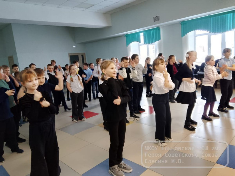 Ребята из снежного десанта «Арктика» провели мастер-класс для начальной школы.