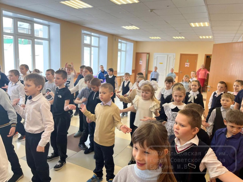 Ребята из снежного десанта «Арктика» провели мастер-класс для начальной школы.