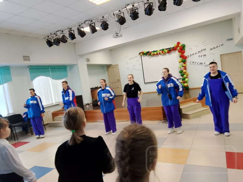 Ребята из снежного десанта «Арктика» провели мастер-класс для начальной школы.