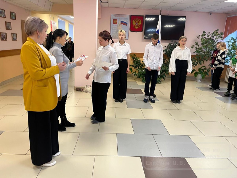 Еженедельная общешкольная линейка.