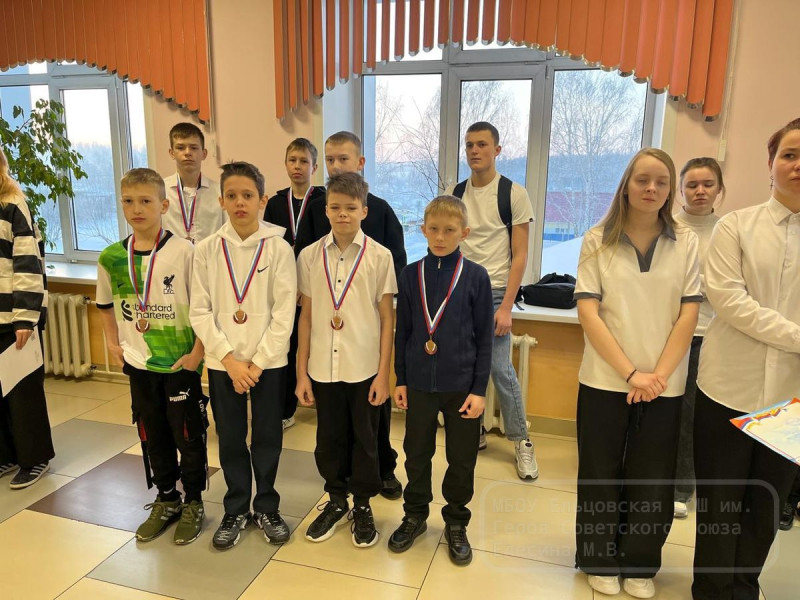 Еженедельная общешкольная линейка.