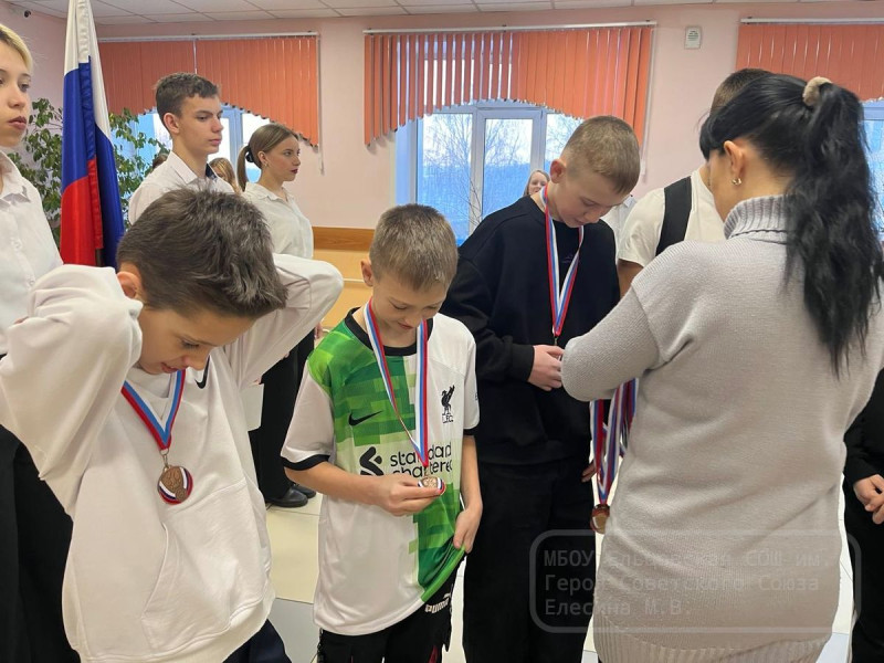 Еженедельная общешкольная линейка.